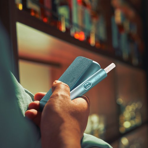 عبوة واحدة من أعواد التبغ TEREA بجوار جهاز IQOS ILUMA.
