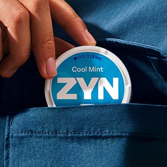 Mujer sacando un ZYN Cool Mint 3 mg del bolsillo de su pantalon violeta.