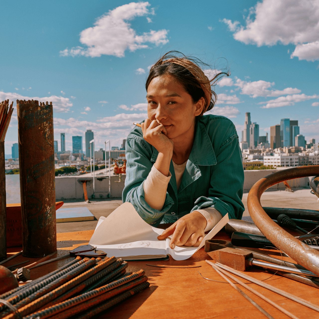 Mujer acostada mirando a la camara.