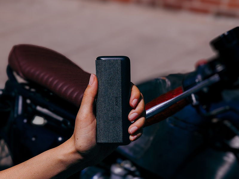 A person holding an IQOS ILUMA i PRIME Color midnight black in their hand