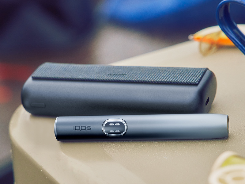 An IQOS ILUMA i PRIME Color midnight black