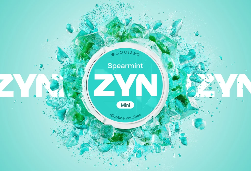 ZYN Spearmint Slim kutijica nikotinskih vrećica 3 mg okružena vizualom mente na svijetlozelenoj pozadini