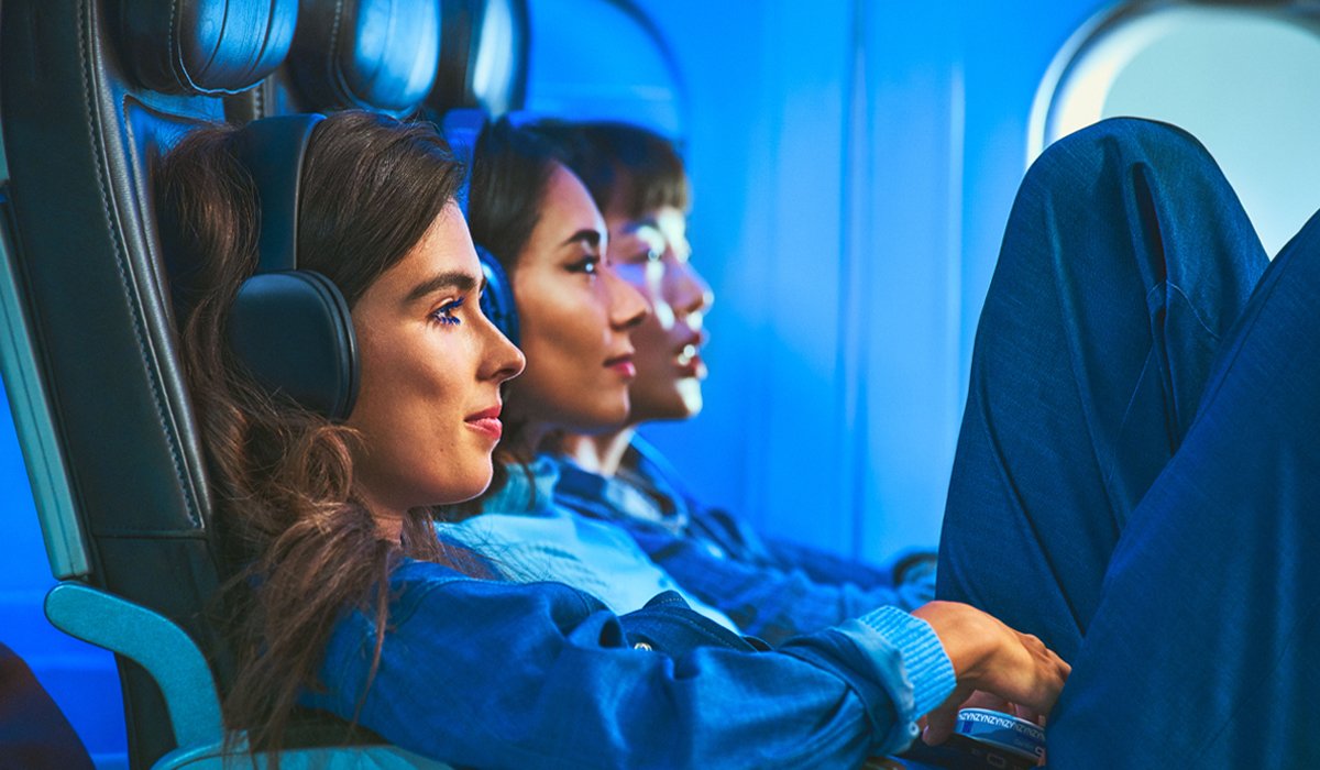 People in the plane, ilustration on How to travel with ZYN news