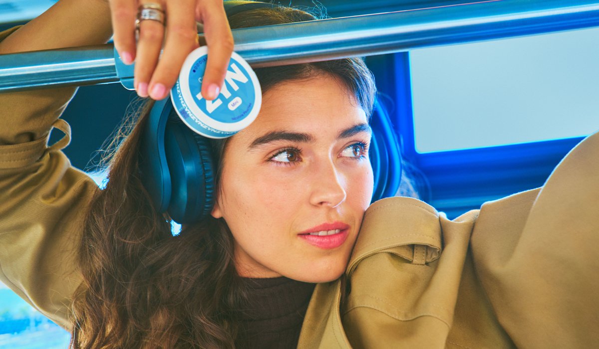 Woman in the bus holding ZYN can, lustration of a ZYN guide news