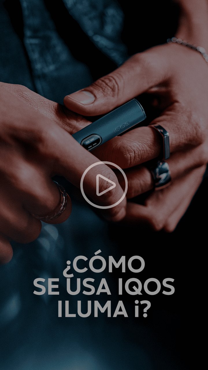 Una persona sosteniendo un IQOS ILUMA i PRIME color Azul Brisa en sus manos.