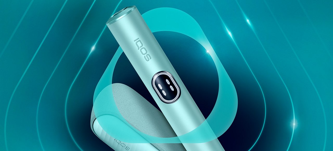 Breeze Blue IQOS ILUMA i device and its charger, inside the IQOS logo