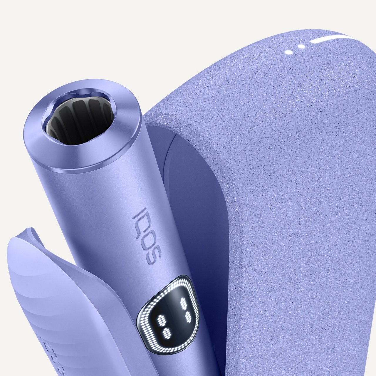 Vista superior del holder IQOS ILUMA-i morado dentro de estuche texturizado