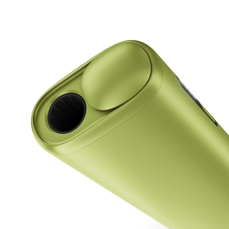 Extremo del dispositivo IQOS ILUMA-i verde resaltando acabado suave y minimalista