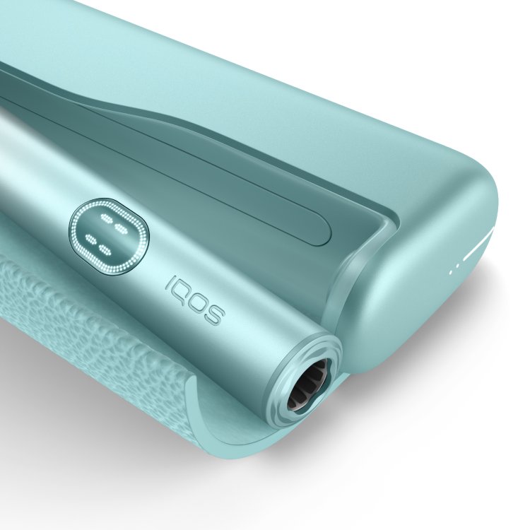 Detalle lateral de IQOS ILUMA-i azul mostrando textura y botón frontal