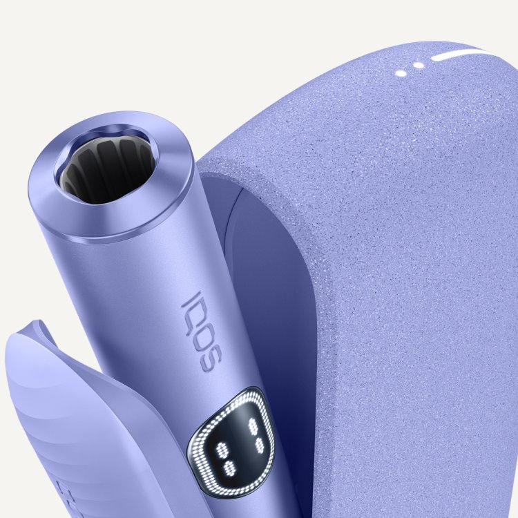 Vista superior del holder IQOS ILUMA-i morado dentro de estuche texturizado