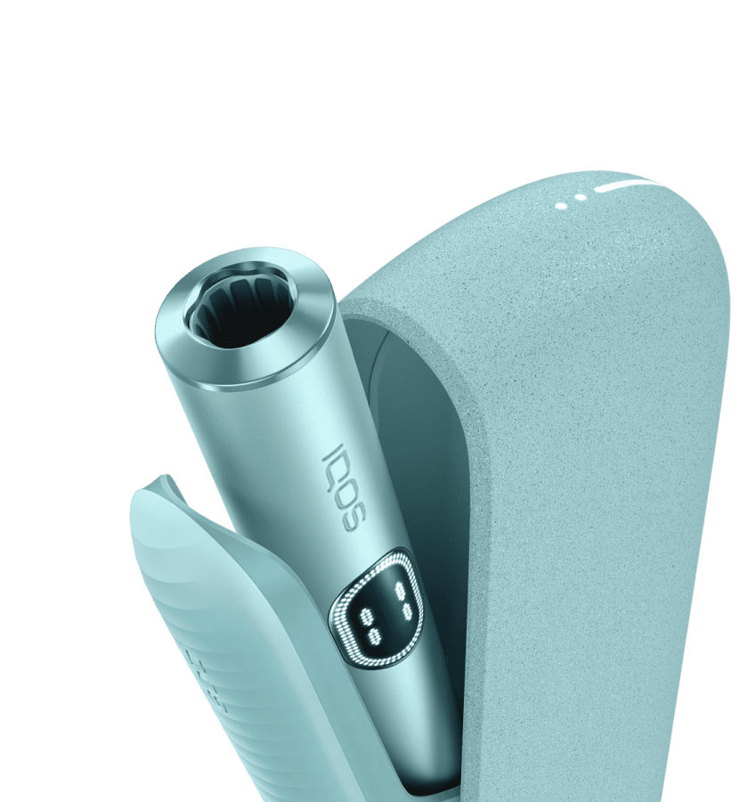 Un IQOS ILUMA i PRIME en color Breeze Blue abierto