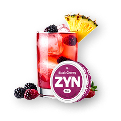 Bebida roja con hielo y decoración de piña, acompañada de frutos rojos y un envase circular ZYN Black Cherry.