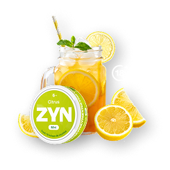 Bebida cítrica en frasco con popote, rodajas de naranja y limón alrededor, junto a un envase circular ZYN Citrus.