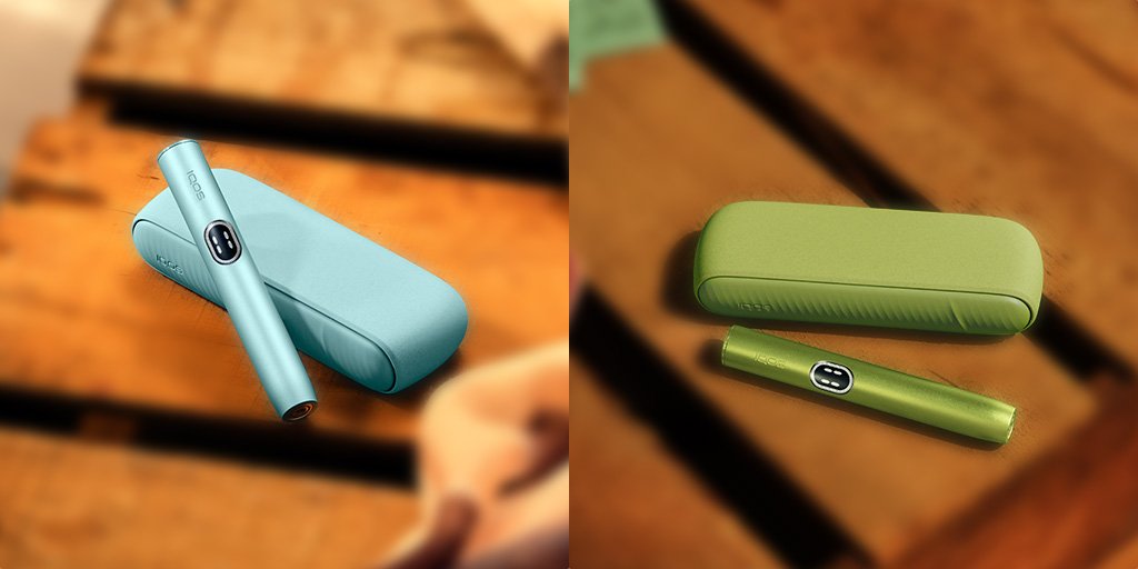 Dve sliki – na levi strani sta držalo in žepno polnilnik IQOS ILUMA i na mizi v barvi Breeze Blue; na desni strani pa držalo in žepni polnilnik IQOS ILUMA i na mizi v barvi Leaf Green.