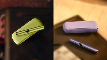 Dve sliki – na levi strani sta držalo in žepni polnilnik IQOS ILUMA i v barvi Leaf Green na mizi; na desni strani pa držalo in žepni polnilnik IQOS ILUMA i v barvi Digital Violet na mizi