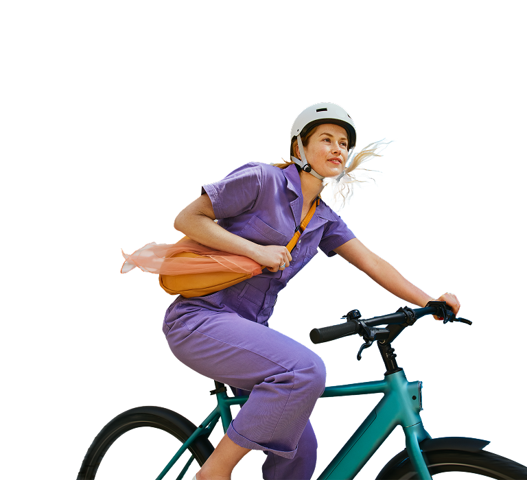 Persona montando en bicicleta con en logo de ZYN