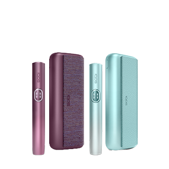 جهاز IQOS ILUMA i PRIME باللون النبيتي وشاحنه.