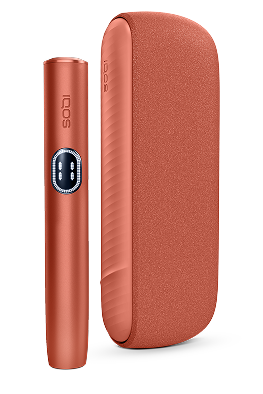 IQOS ILUMA i color terracota, sobre fondo naranja claro.