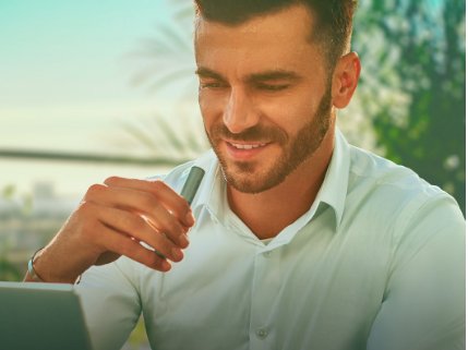 Muž sa smeje a drží v ruke IQOS ILUMA.
