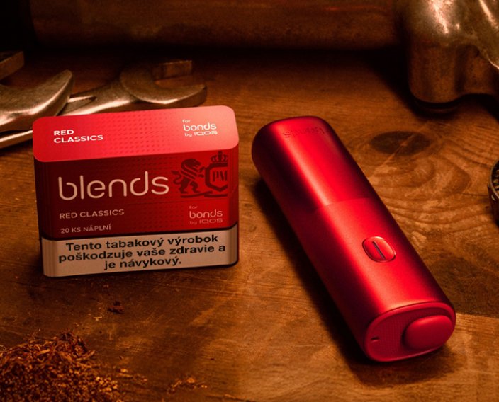 Červené zariadenie BONDS a krabička BLENDS Red Classics na drevenom stole