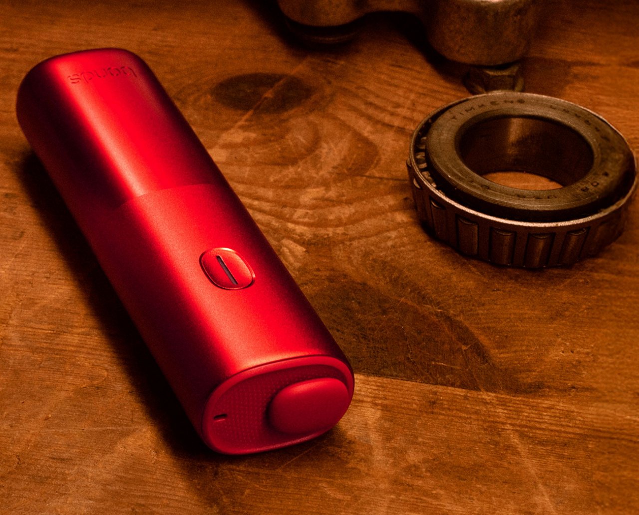 Appareil BONDS by IQOS posé sur une table en bois