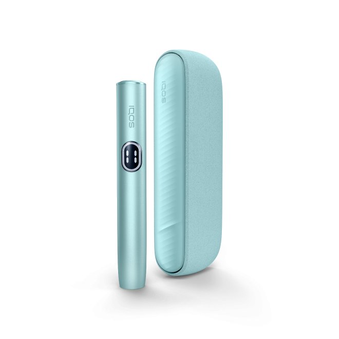 Zařízení IQOS ILUMA i v barvě Breeze Blue a jeho nabíječka