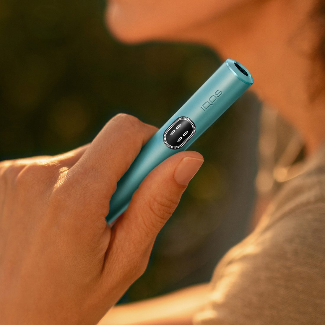 Tangan memegang IQOS ILUMA i Holder Breeze Blue