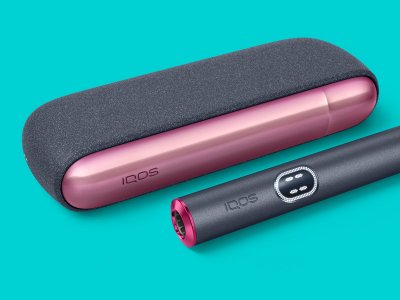 Appareil IQOS ILUMA i (stylet + chargeur) couleur Noire Intense personnalisé avec une clip rose sur le chargeur de poche et une bague rose sur le stylet.