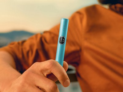 Person holding a Breeze blue IQOS Iluma I Mid device