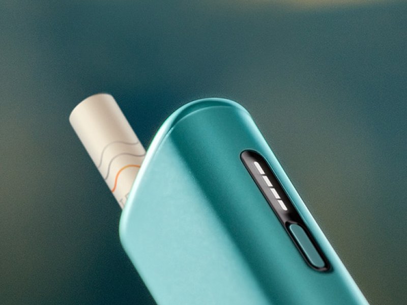 Zařízení IQOS ILUMA i ONE v modré barvě s detailem na kontrolky