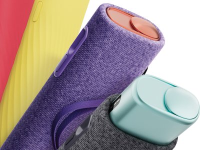 Gros plan zoomé sur les appareils IQOS ILUMA i ONE (appareil tout-en-un) et leur coque de protection. L'appareil couleur Aigue-Marine a une coque noire et l'appareil couleur Terracotta a une coque violette.