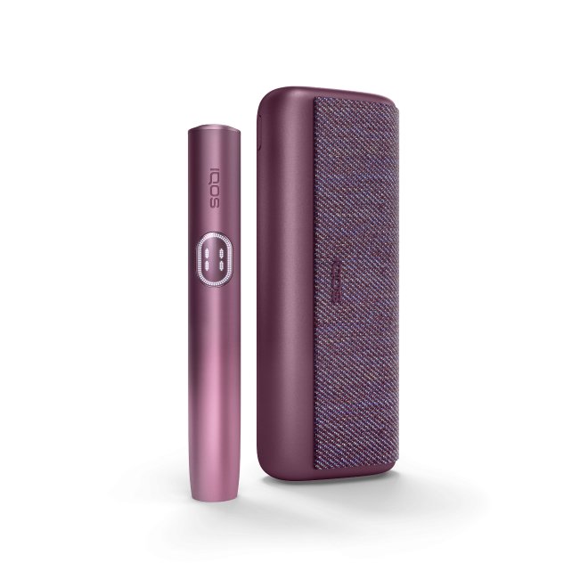 Zařízení IQOS ILUMA i PRIME v barvě Garnet Red a jeho nabíječka