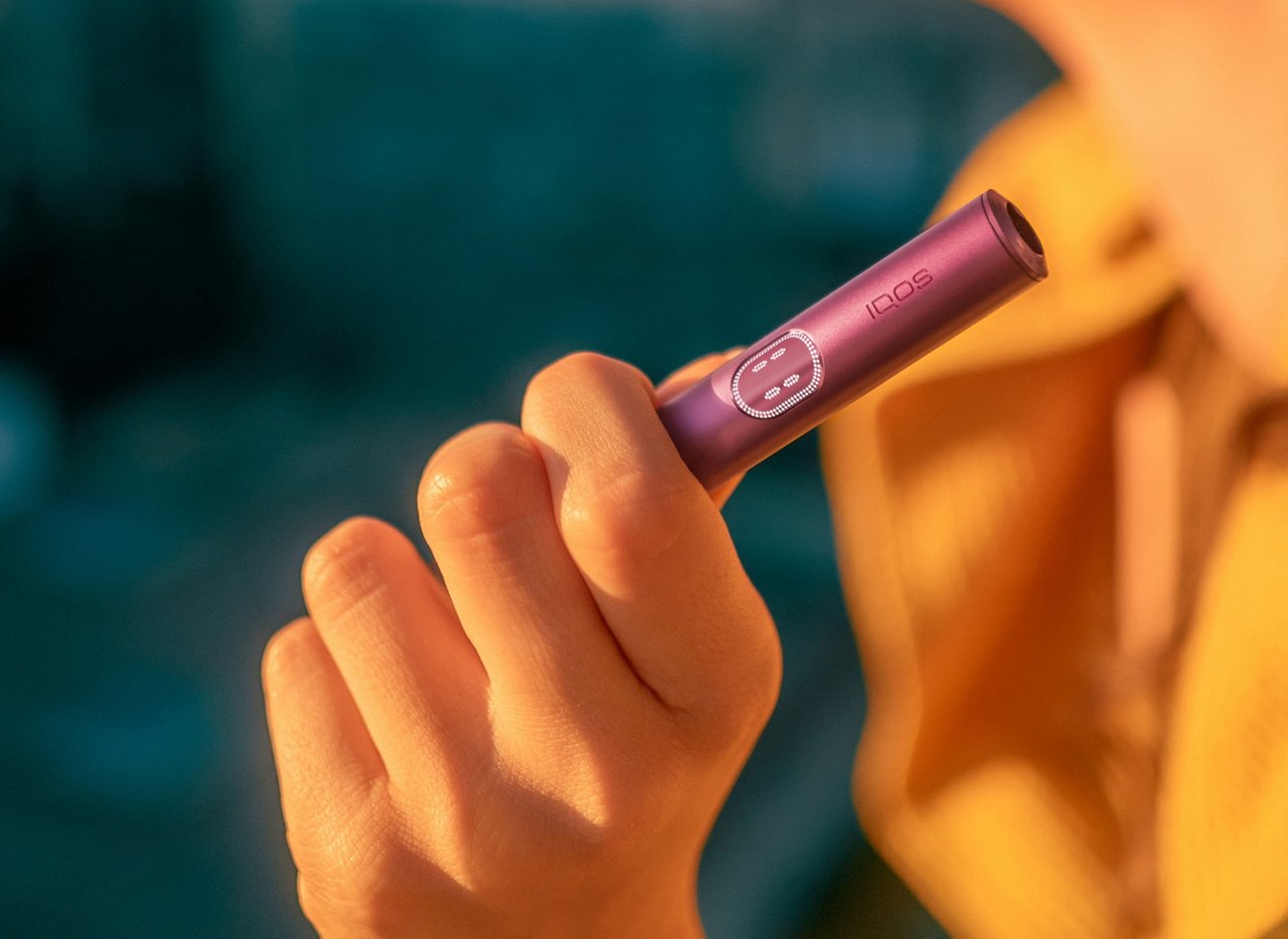 Детальный вид руки, держащей устройство IQOS ILUMA