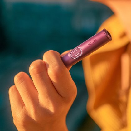 Детальный вид руки, держащей устройство IQOS ILUMA