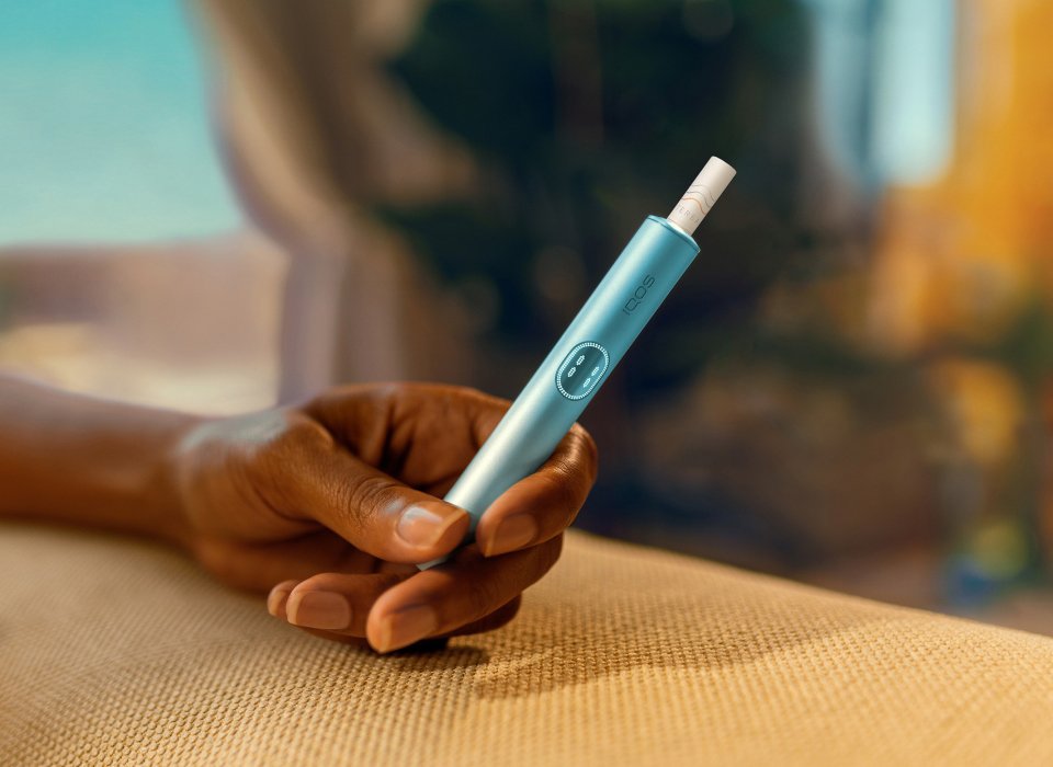 يد تحمل جهاز IQOS ILUMA.