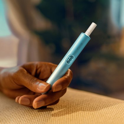 يد تحمل جهاز IQOS ILUMA.