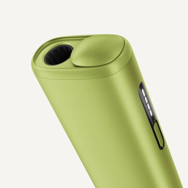 Das Bild zeigt ein IQOS ILUMA i Gerät in der Farbe Digital Violet. Das Gerät hat ein schlankes, metallisches Finish mit einem strukturierten Griffbereich.