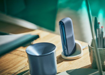 جهاز IQOS ILUMA PRIME باللون الأخضر  بيد مهندس معماري.