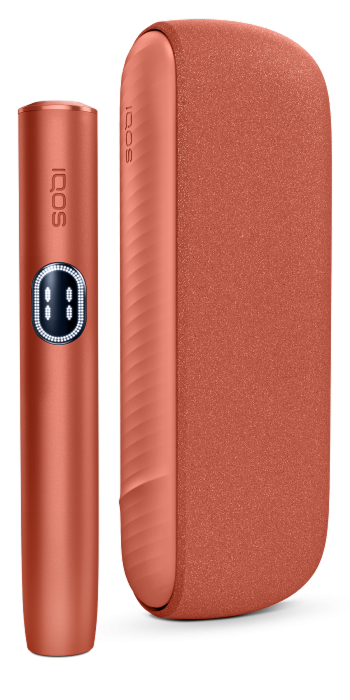IQOS ILUMA i color terracota, sobre fondo naranja claro.