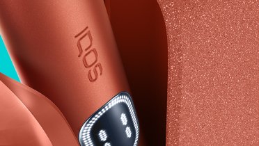 IQOS ILUMA i držalo in žepni polnilnik v Terracotta barvi