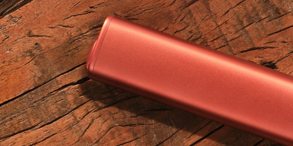 IQOS ILUMA i ONE naprava v Terracota color na mizi