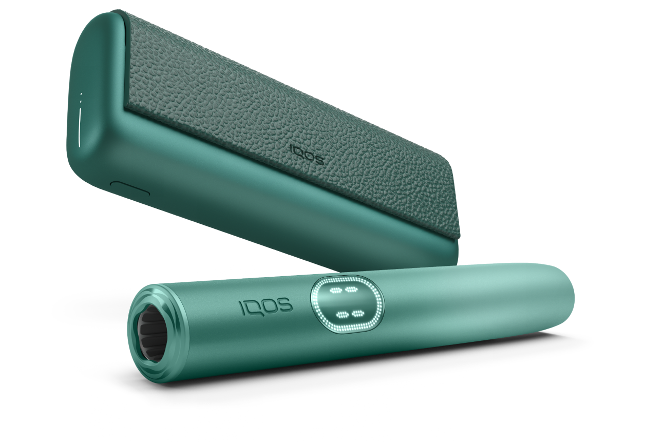 IQOS ILUMA i Prime v Midnight Black barvi na svetlem ozadju