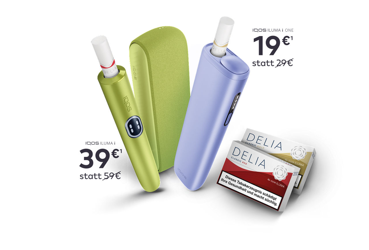 Zwei IQOS ILUMA i Geräte vor einem grün-lila Hintergrund