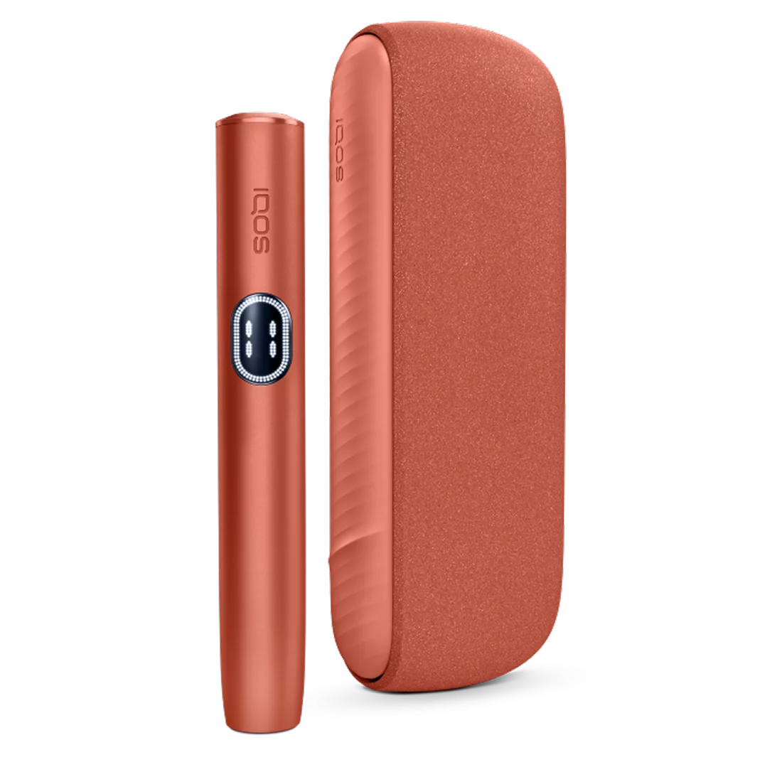 Dispositivo IQOS Iluma i naranja con cargador texturizado en tono coral sobre fondo azul