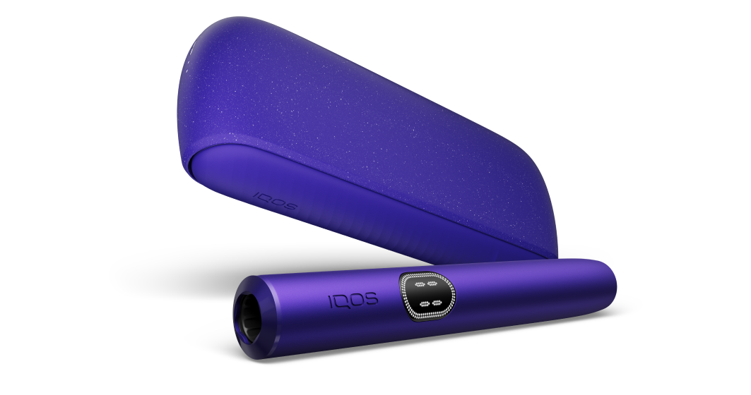 IQOS ILUMA i color terracota, sobre fondo naranja claro.