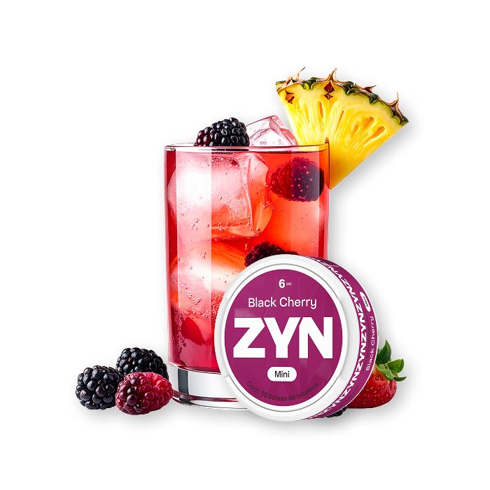 Bebida roja con hielo y decoración de piña, acompañada de frutos rojos y un envase circular ZYN Black Cherry