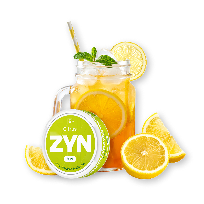 Bebida cítrica en frasco con popote, rodajas de naranja y limón alrededor, junto a un envase circular ZYN Citrus.