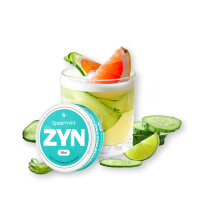 Bebida fría en vaso con hielo, rodajas de pepino, limón y toronja, acompañada de un envase circular ZYN Spearmint