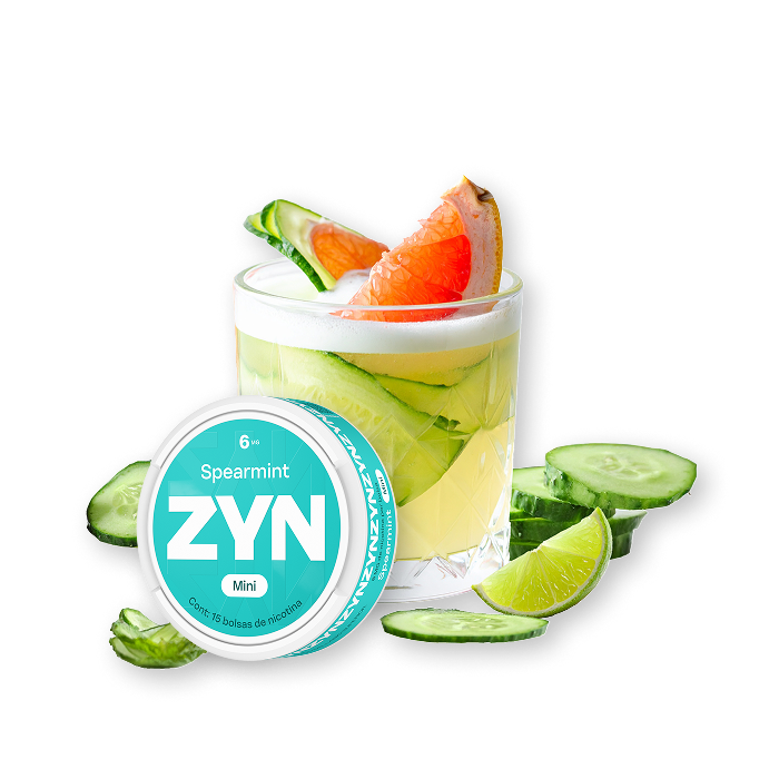 Bebida fría en vaso con hielo, rodajas de pepino, limón y toronja, acompañada de un envase circular ZYN Spearmint