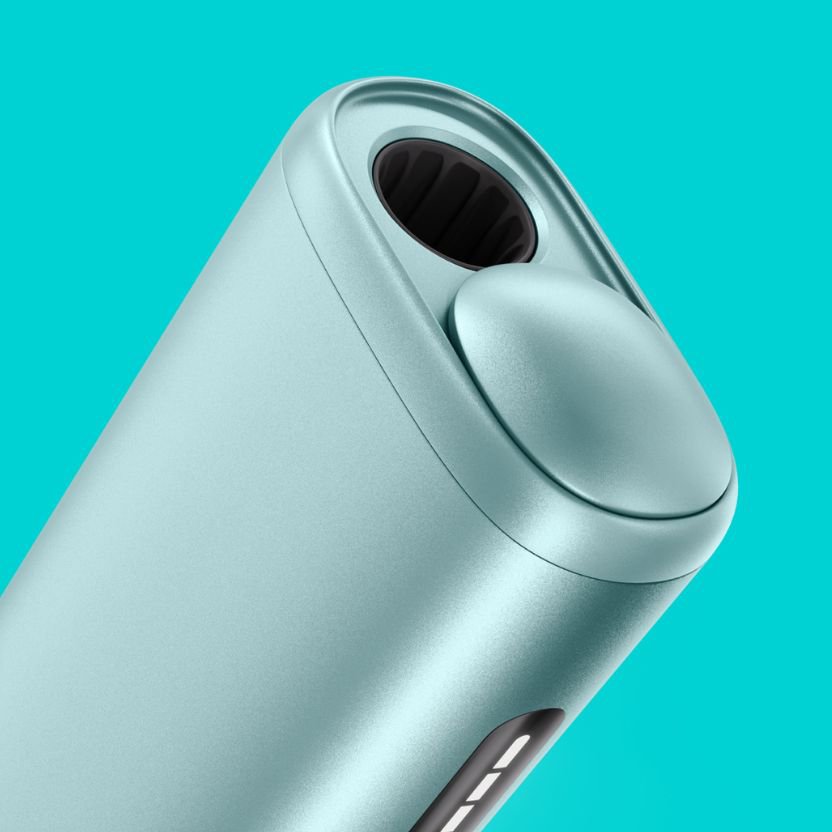 IQOS Iluma one couleur aigue-marine sur fond bleu turquoise.